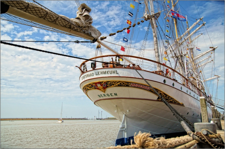 белое судно Statsraad Lehmkuhl