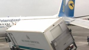 В Борисполе самолет МАУ столкнулся с грузовиком