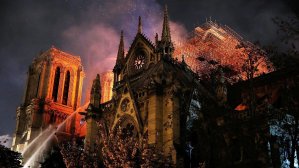 Пожар в Нотр-Даме: уцелевшие реликвии перевезут в Лувр