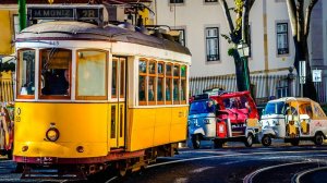 Любовь — это Португалия: страна океана, серфинга, узких улиц, старинных трамваев и огромных открытых сердец