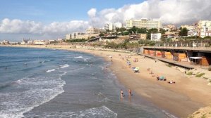 Женщинам в Барселоне разрешили отдыхать топлес возле любых водоемов города