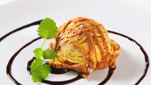 Селедка в булке и горячее мороженое: какой популярный стритфуд и где стоит попробовать