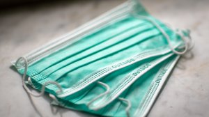 Lufthansa запретили носить маски из ткани на борту