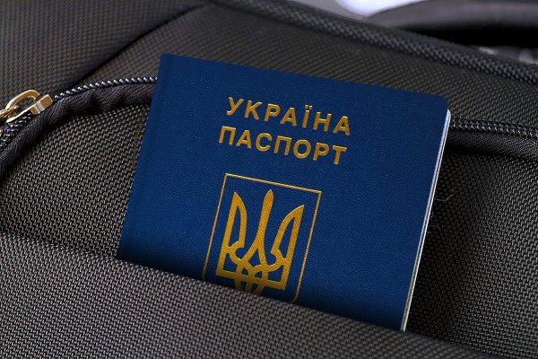 Термін дії закордонних паспортів українців продовжують на п'ять років