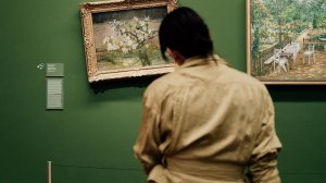 Венский музей криво развесил картины: зачем?