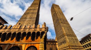 В Италии опасно наклонилась еще одна башня