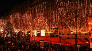 Столица Франции засияла необычными рождественскими огнями