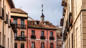 Испания усиливает контроль на рынке туристической аренды: Airbnb обязали убрать более 65 тысяч объявлений