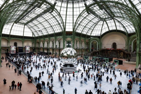 Громадный крытый каток открывают в Париже