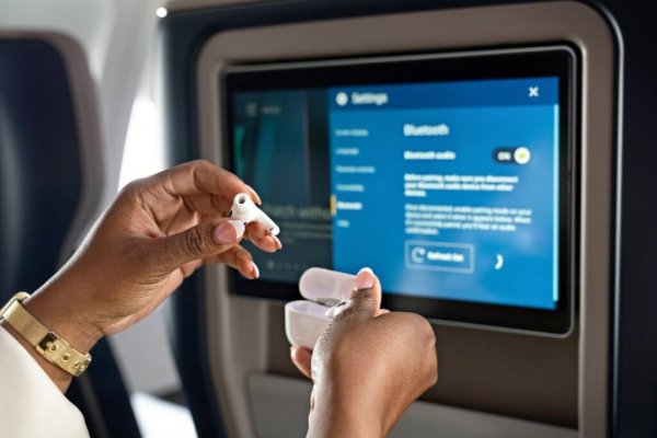 Авиакомпании ужесточают правила: под ограничения попали беспроводные наушники
