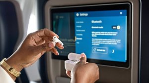 Авиакомпании ужесточают правила: под ограничения попали беспроводные наушники