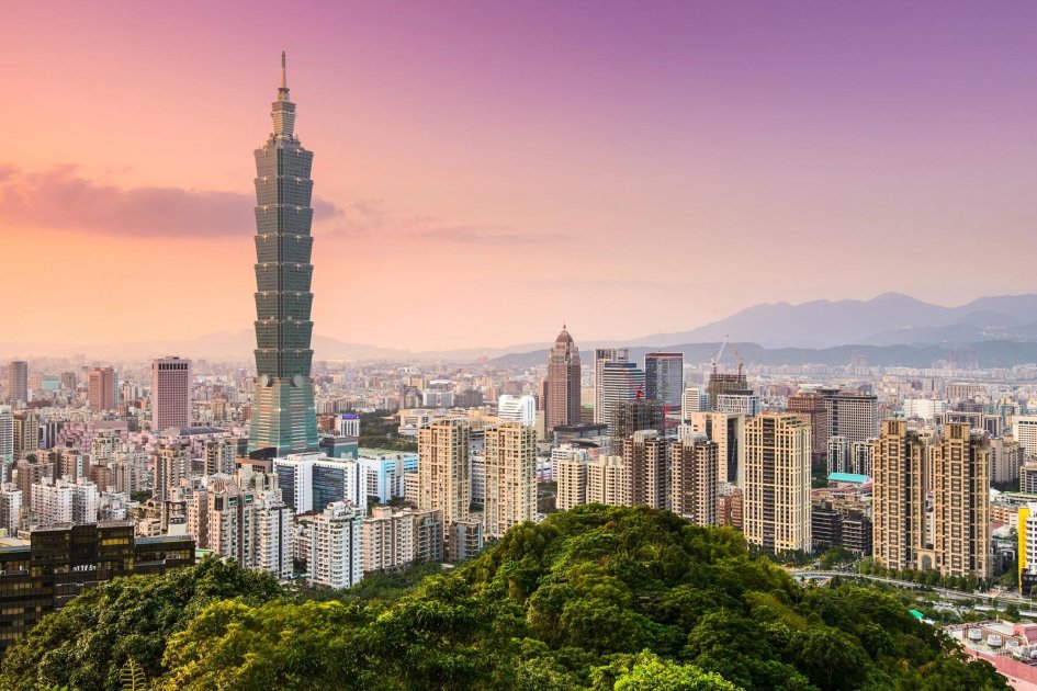 A view of Taipei with the Taipei 101 skyscraper at dusk