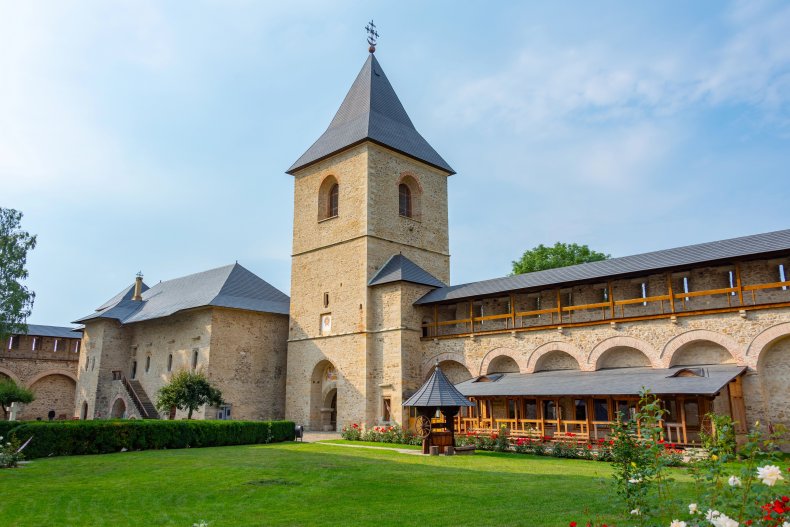 Monasterio de Dragomirna durante un día soleado en Rumanía 