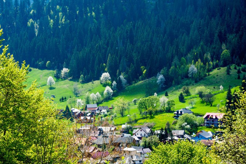 Pueblo de Voronet, vista desde la colina, condado de Suceava