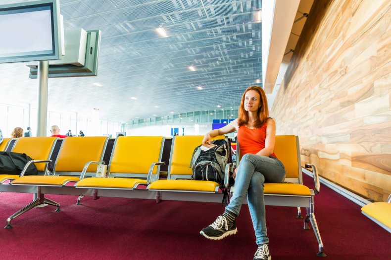 Female traveller sitting in waiting hall — Photo