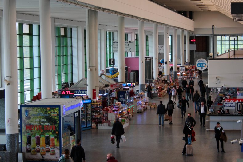 Interior de la estación central de autobuses de Ankara. Las taquillas de varias compañías de autobuses ofrecen cómodos viajes nacionales e internacionales - Foto 