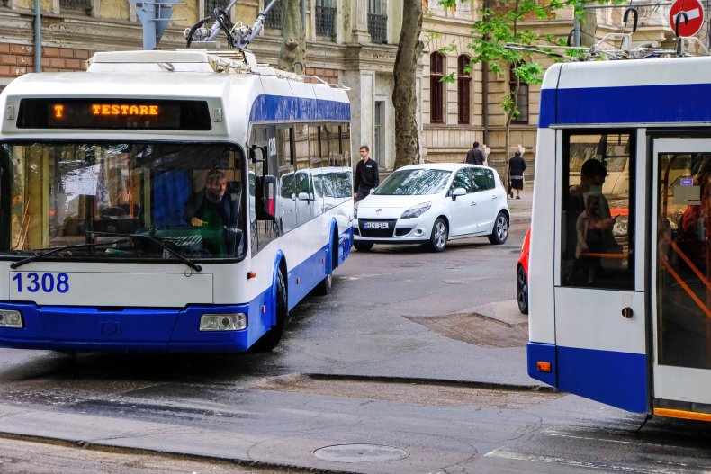 KISHINEV, MOLDOVA - 20 DE JULIO DE 2021: Tráfico en una calle de la ciudad. Autobuses, coches y personas en movimiento.