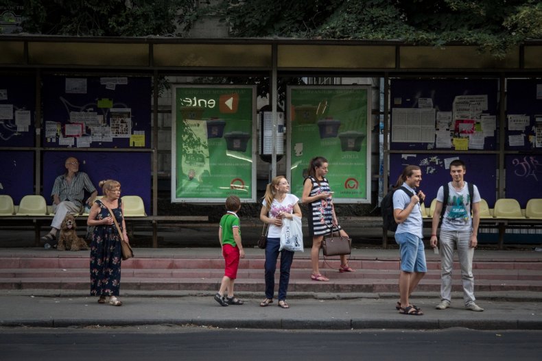 Un grupo de pasajeros, moldavos, esperan un autobús y un trolebús en una parada de Chisinau, capital de Moldavia, centro neurálgico del transporte público - Foto 