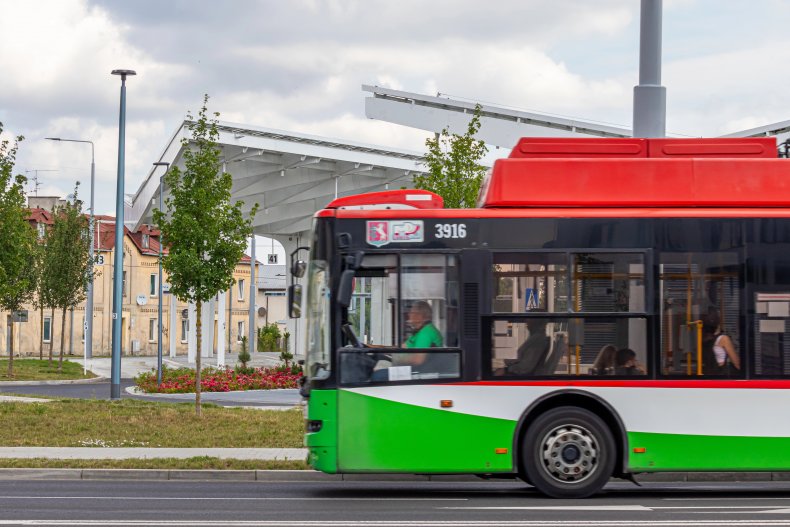 4 июля 2024 г. Люблин Польша. Автовокзал в солнечный летний день. — Фото 