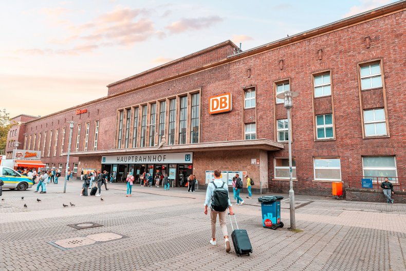 железнодорожный вокзал Deutsche Bahn Hauptbahnhof. Главный транспортный терминал железнодорожного вокзала в городе. 
