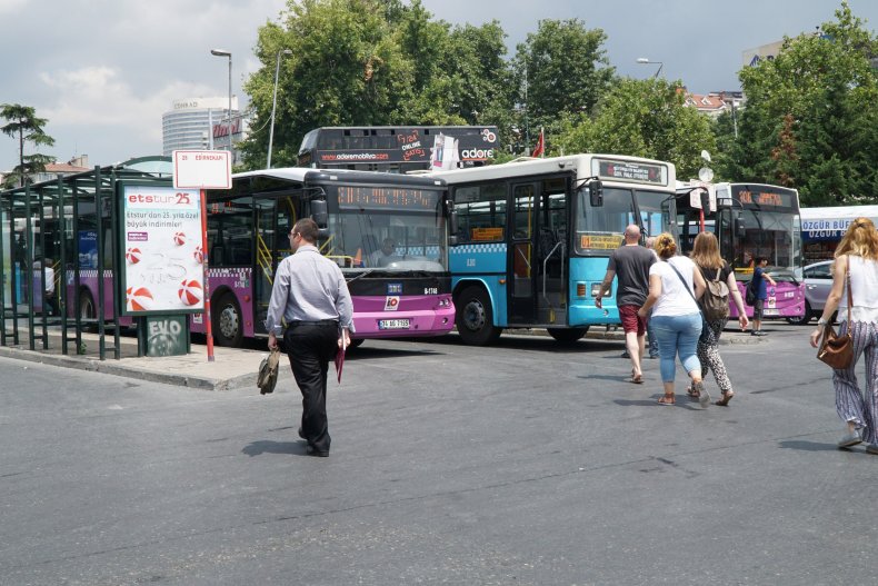 Varias personas utilizan el transporte público en el barrio de Besiktas, en Estambul (Turquía). Los autobuses transportan a más de 950.000 pasajeros al día. 