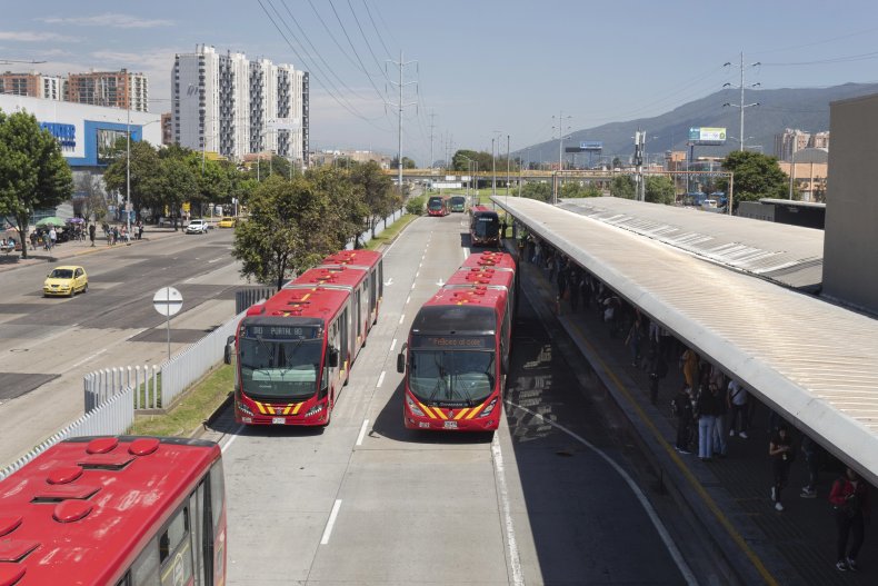 BOGOTA, COLOMBIA - Transmilenio Portal del Norte, la estación principal en el lado oeste en un día soleado 