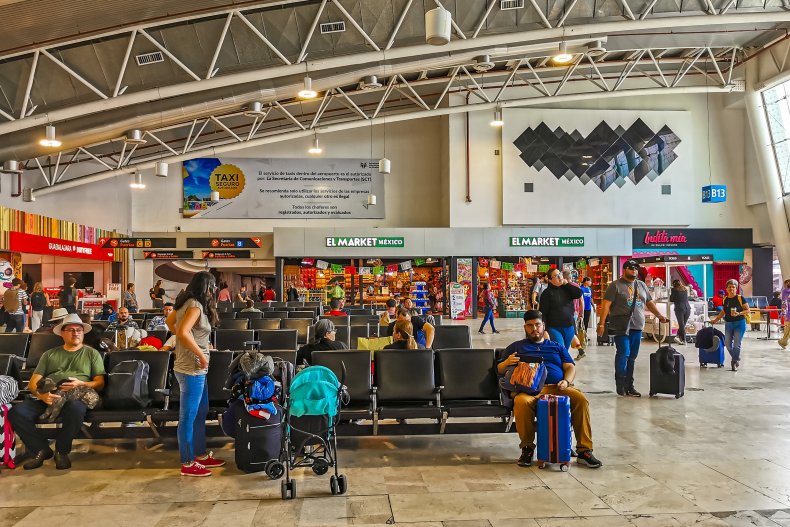 Guadalajara, Jalisco, México 30 de marzo de 2023 Aeropuerto Internacional de Guadalajara con pista, edificio cubierto y puerta de embarque en Guadalajara, Jalisco, México. 