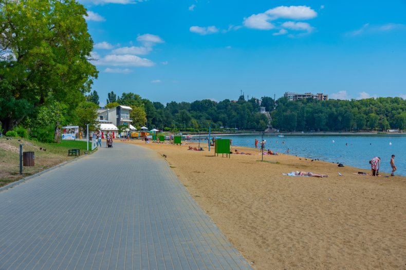 Chisinau, Moldavia, 23 de agosto de 2023: Playa del parque Valia Morilor en Chisinau, Moldavia.