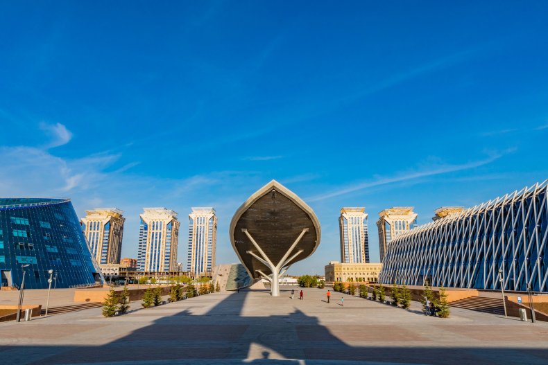 Нур-Султан, Астана. Стена мира. Фронтальный живописный вид в солнечный облачный день. 