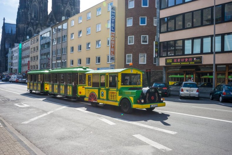 El tren amarillo EMMA para turistas en Colonia