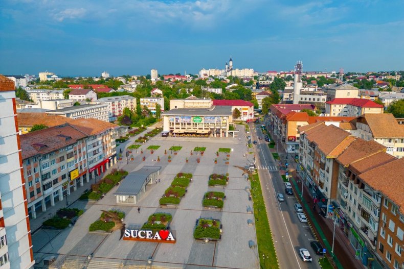  Un día de verano en la plaza principal de Suceava