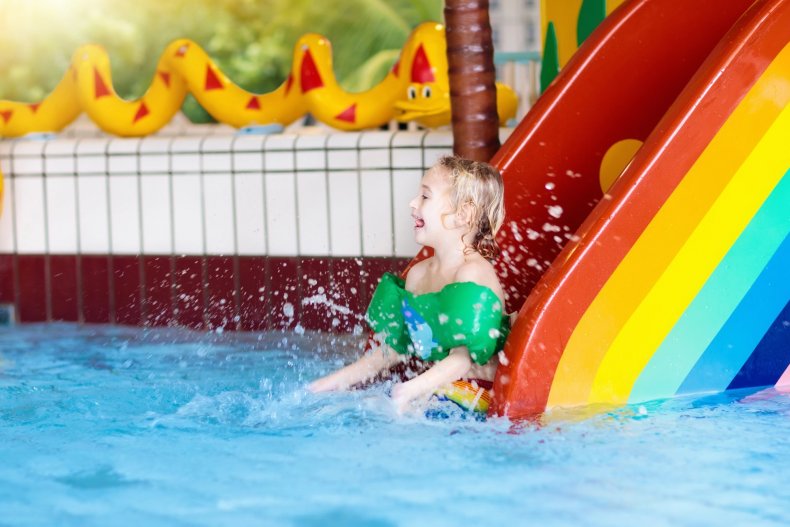 Un niño en un tobogán acuático en un parque acuático