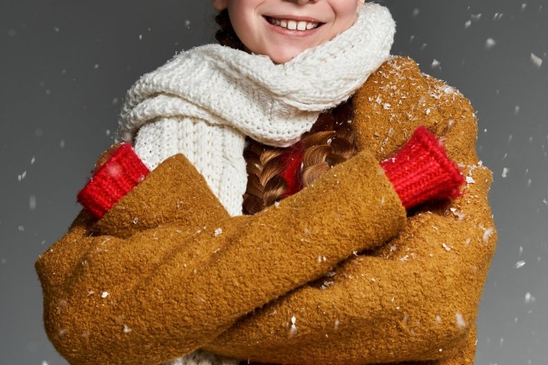 Una niña con ropa de invierno en la calle