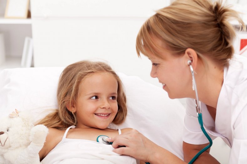 El médico examina al niño durante la consulta