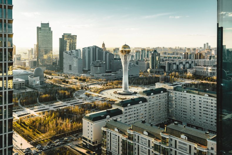 Puesta de sol sobre la torre Baiterek en Astana