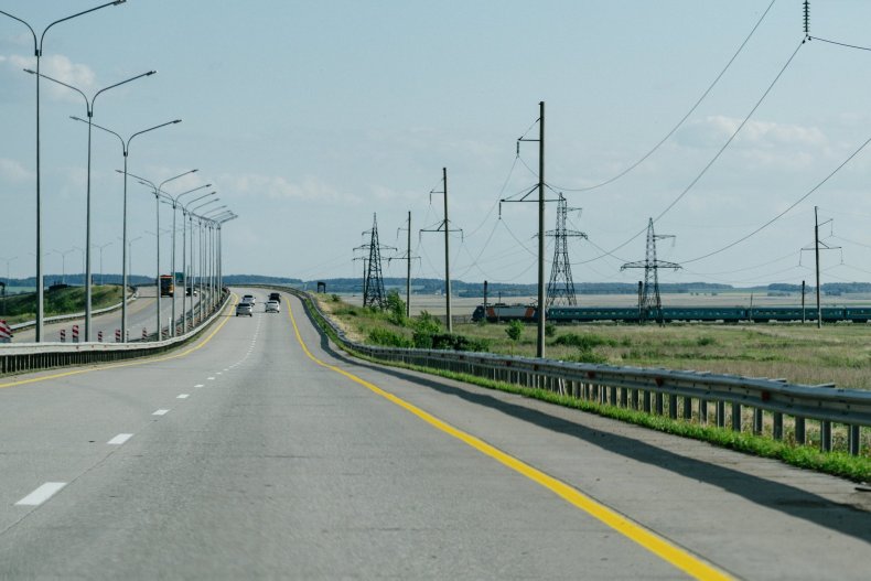 Autopista de varios carriles en la estepa de Kazajistán