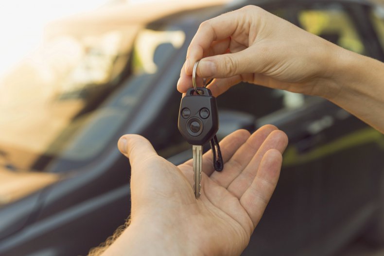 El concesionario entrega las llaves del coche al cliente