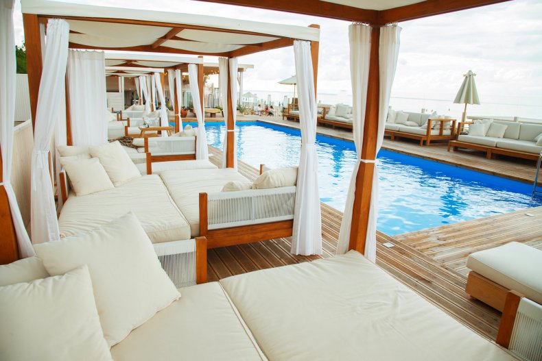 Terraza al aire libre con piscina para disfrutar del verano