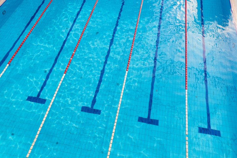 Piscina cubierta con carriles de natación