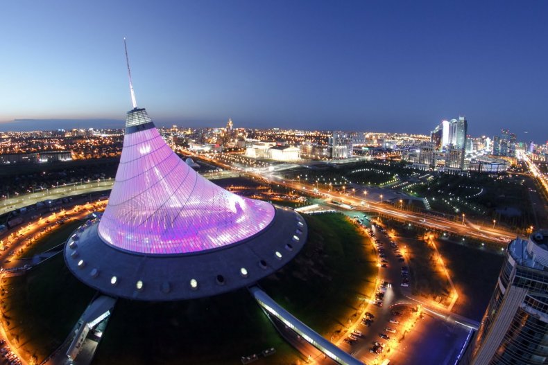 Vista aérea del centro de Astana con el centro comercial Khan Shatyr