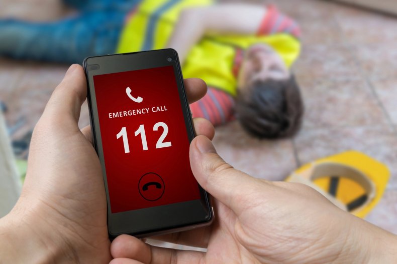 Un hombre marca el número de emergencias 112 en su smartphone