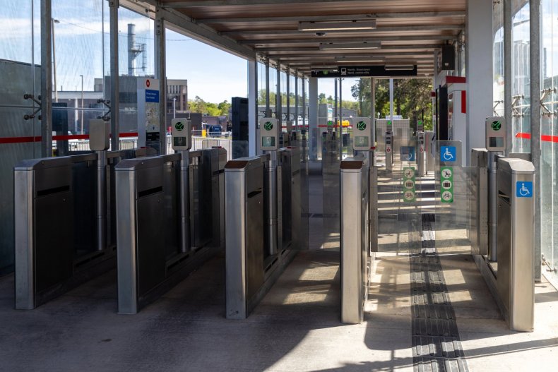 Torniquetes automáticos en las estaciones de transporte urbano para el pago del billete