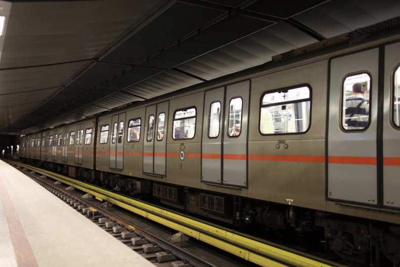Un moderno tren de metro ligero circulando por un túnel urbano