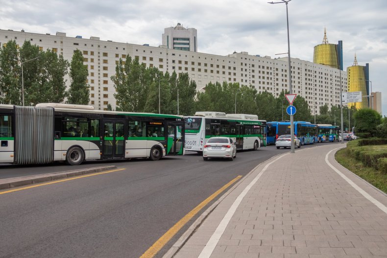 Autobuses urbanos de transporte público en las calles de Astana