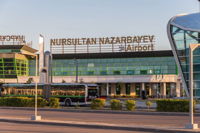 El aeropuerto internacional Nursultan Nazarbayev de Astana al atardecer