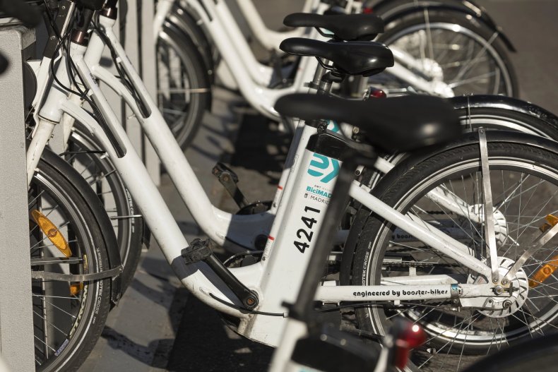 Bicicletas urbanas del sistema de bicicletas compartidas en una estación de aparcamiento