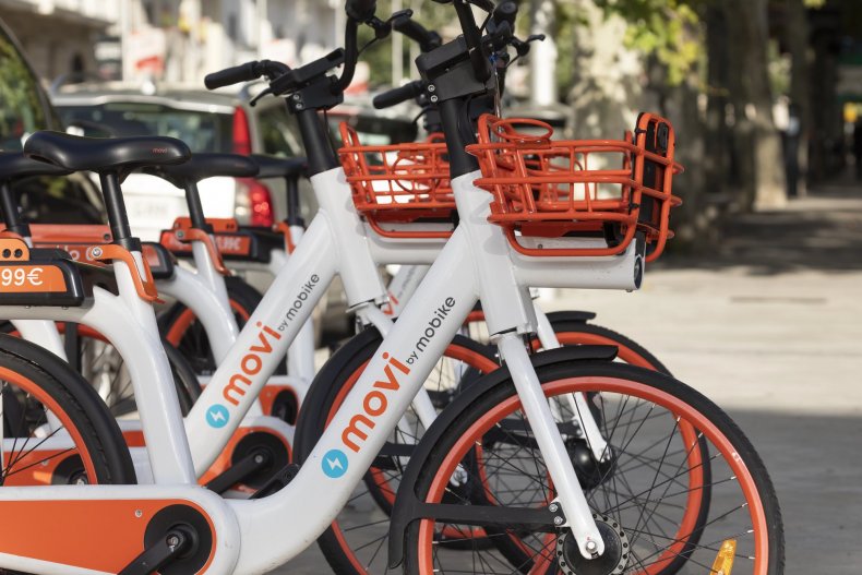 Bicicletas urbanas de alquiler aparcadas junto a la acera