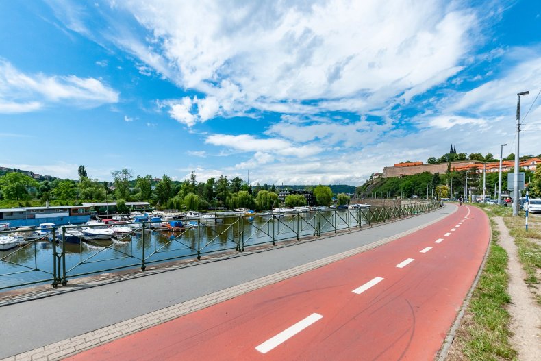 El carril bici junto al río en el parque municipal en verano
