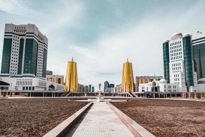 Vista panorámica de Astana con sus rascacielos durante la cálida temporada de verano