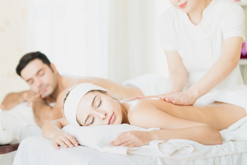 Una pareja se relaja con tratamientos de spa con aromaterapia